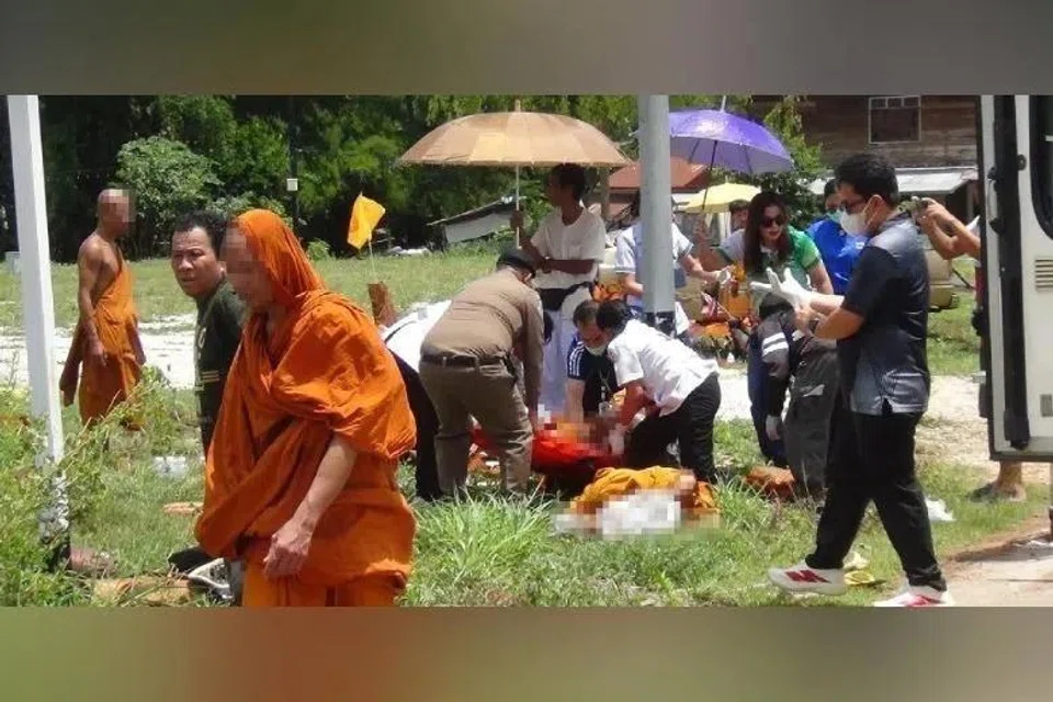 Sekumpulan 35 sami Buddha bersama lima pengikut awam sedang berjalan di tepi jalan di wilayah Mukdahan dalam satu perjalanan keagamaan pada 2 Julai ketika kejadian itu berlaku.