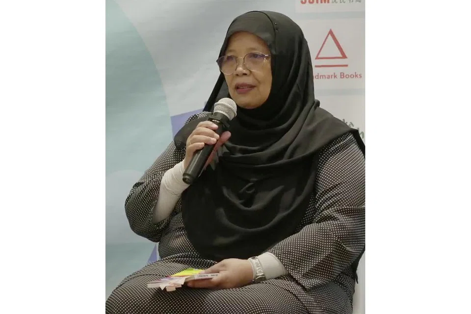 PERLUAS GENRE: Penulis puisi mapan setempat, Cik Kamaria Buang, menerangkan tentang 'haiku'yang terdapat di buku 'Antologi Anggerik Di Dahan Sakura'. - Foto-foto ihsan KAMARIA BUANG.