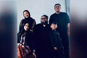 KELUARGA TUNGGAK JAYA: Berbekal kesediaan meminta maaf dengan anak-anak setiap kali melakukan kesilapan, Sheikh Haikel (tengah) bina suasana keluarga penuh kasih sayang bersama isteri, Anna Belle Seri Ayu Francis (berdiri di kiri). Bersama mereka anak sulung (duduk di kiri), Triqka Bajrai, anak kedua Sheikh Abbra (berdiri di kanan) dan Sheikh Juz. - Foto ihsan SHEIKH HAIKEL 