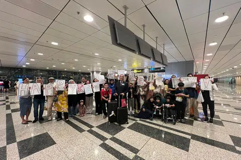 Keluarga besar Encik Abdul Wahid Ahmad Jamil yang berada di Lapangan Terbang Changi sewaktu kepulangannya dari penerbangan terakhirnya dari Shanghai.