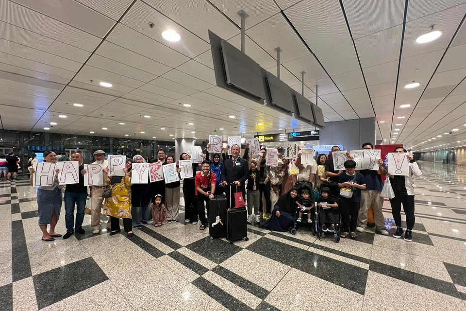 Keluarga besar Encik Abdul Wahid Ahmad Jamil yang berada di Lapangan Terbang Changi sewaktu kepulangannya dari penerbangan terakhirnya dari Shanghai.