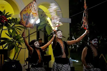 RAMAYANA DI TAMAN WARISAN MELAYU: Penari dari Jawa Tengah menjayakan persembahan Ramayana dalam satu acara kemuncak sempena pameran 'Pusaka: Warisan dan Budaya Jawa Singapura' yang melabuhkan tirainya hujung minggu lalu. - Foto M.O. SALLEH
