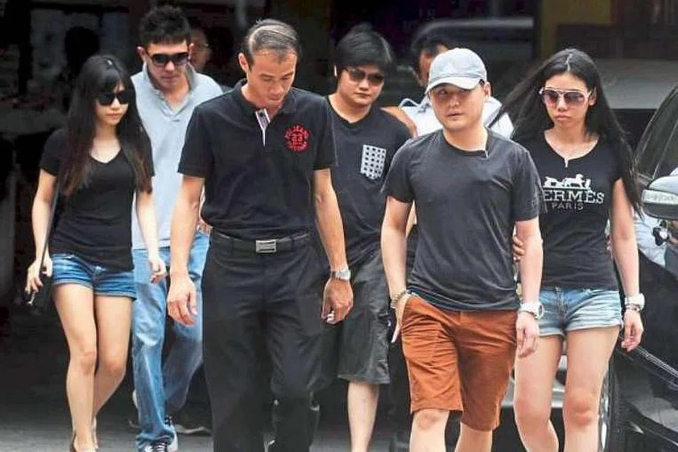 Ahli keluarga dan rakan-rakan tiba di bilik mayat hospital di Kuala Lumpur. 