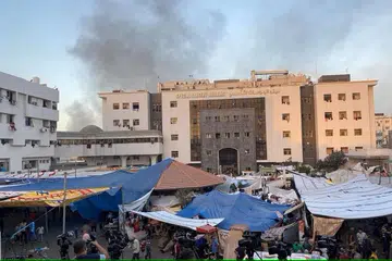 TIADA RASA SELAMAT: Asap kelihatan berdekatan kawasan Hospital Al Shifa, tempat ramai penduduk Palestin berteduh di Bandar Gaza.