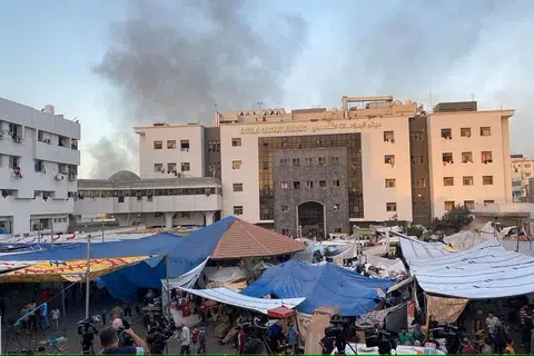 TIADA RASA SELAMAT: Asap kelihatan berdekatan kawasan Hospital Al Shifa, tempat ramai penduduk Palestin berteduh di Bandar Gaza.