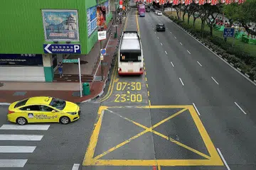 SARAN GUNA LORONG BAS: Pemandu teksi dan kereta sewa mahu dibenarkan guna lorong bas. - Foto fail