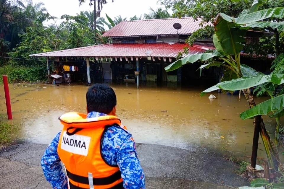 Anggota Angkatan Pertahanan Awam melakukan pemantauan kawasan berisiko banjir di Kampung Bukit Tunggal, Segamat, pada 17 Disember.