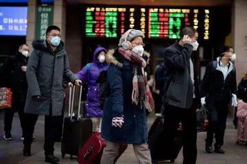 Para penduduk dari pelbagai wilayah di China tiba di Stesen Kereta Api Beijing semalam. 
