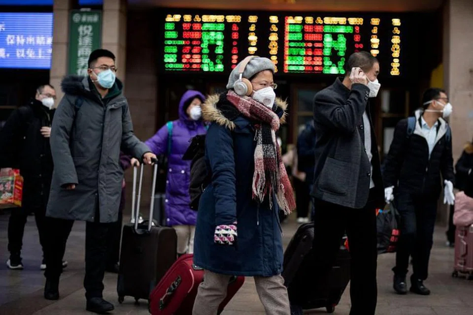 Para penduduk dari pelbagai wilayah di China tiba di Stesen Kereta Api Beijing semalam. 