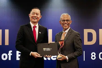DIIKTIRAF: (Gambar atas) Encik Masagos (kanan) menerima Anugerah Alumni Cemerlang EEE 2022 daripada Naib Presiden (Inovasi dan Keusahawanan) dan Dekan Kolej Kejuruteraan NTU, Profesor Louis Phee, di majlis jamuan malam bagi alumni Sekolah EEE NTU di Hotel Pan Pacific kelmarin. 