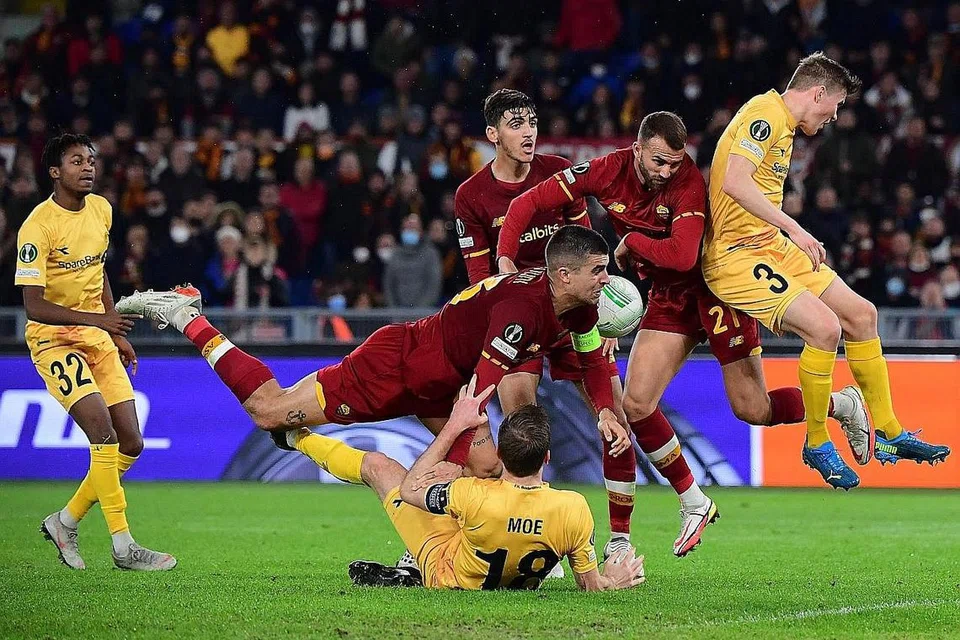 DETIK MENGAIBKAN 'THE SPECIAL ONE': Kekalahan 1-6 di tangan pasukan Norway, Bodo/Glimt dalam Liga Persidangan Europa (ECL) tiga bulan lalu adalah titik hitam bagi Roma (atas). Buat pertama kali kelab di bawah asuhan Mourinho yang juga dikenali sebagai 'The Special One' dibolosi enam gol. - Foto-foto REUTERS