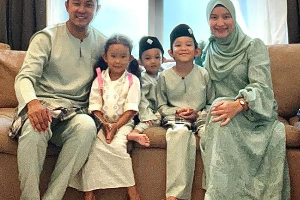 BERSAMA KELUARGA: Encik Muhammad Redzuan kini menetap di Dubai bersama isteri dan tiga anak berusia lapan, lima dan tiga tahun. 