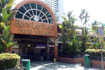 KES COVID-19: Pusat makanan Boon Lay Place Food Village ditutup selepas tujuh kes Covid-19 dikesan di sana. - Foto fail
