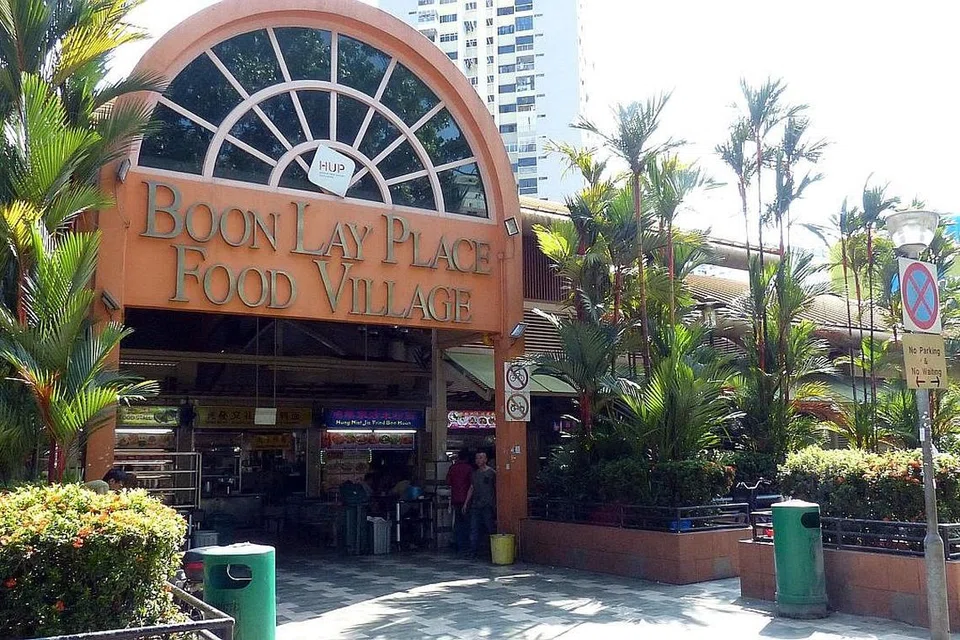KES COVID-19: Pusat makanan Boon Lay Place Food Village ditutup selepas tujuh kes Covid-19 dikesan di sana. - Foto fail