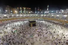 Umat Islam menunaikan solat di depan Kabbah pada Ramadan 2018.