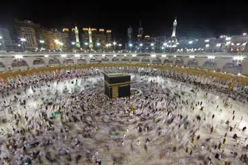 Umat Islam menunaikan solat di depan Kabbah pada Ramadan 2018.