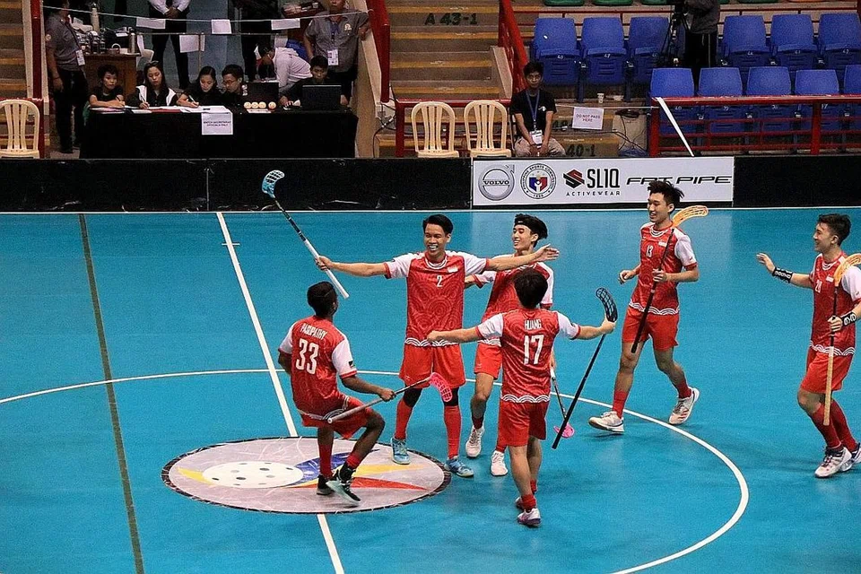 TERLEPAS BERAKSI DI PENTAS DUNIA: Pasukan floorball lelaki bawah 19 tahun Singapura menduduki ranking ke-31 di dunia adalah pasukan keempat terbaik di rantau ini, diikuti China yang tiada kedudukan ranking. - Foto fail