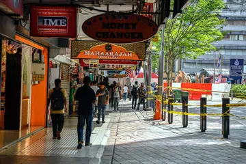 Deretan kedai berhadapan lokasi tanah jerlus di Jalan Masjid India di Kuala Lumpur telah dibuka semula. Namun, orang ramai diminta jangan mendekati kawasan tanah jerlus itu kerana kerja pemulihan sedang dijalankan. 