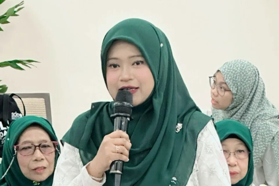 Pegawai Dakwah Masjid Al-Amin, Ustazah Naszirah Abdul Kadir, turut menyerikan Majlis Maulid Muslimah bersama kumpulan Nurul Ikhlas.