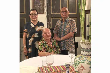 TERUS AKTIF: Pelakon utama teater 'Ayer Di-Tetak Takleh Putus' (dari kiri) Irene Ong, GT Lye, dan LB Keng. - Foto BM oleh ISMAWATI ISMAIL