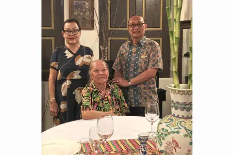TERUS AKTIF: Pelakon utama teater 'Ayer Di-Tetak Takleh Putus' (dari kiri) Irene Ong, GT Lye, dan LB Keng. - Foto BM oleh ISMAWATI ISMAIL