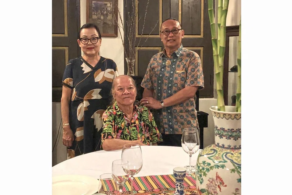 TERUS AKTIF: Pelakon utama teater 'Ayer Di-Tetak Takleh Putus' (dari kiri) Irene Ong, GT Lye, dan LB Keng. - Foto BM oleh ISMAWATI ISMAIL