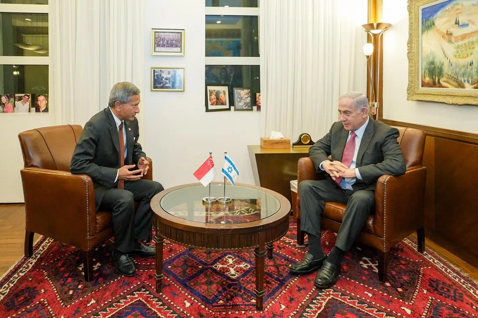 
Menteri Ehwal Luar, Dr Vivian Balakrishnan (kiri), berkongsi pandangan Singapura terhadap tindakan Israel di Gaza semasa pertemuannya dengan Perdana Menteri Israel, Encik Benjamin Netanyahu, di Baitulmakdis pada 19 Mac. 
