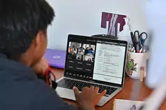 RAIH KEUNTUNGAN BESAR: Lebih ramai orang memanfaatkan aplikasi persidangan video 'Zoom' disebabkan pandemik koronavirus, termasuk pelanggan berbayar, menyebabkan pendapatan firma itu melonjak 355 peratus kepada AS$663.5 juta ($903.03 juta) untuk tiga bulan berakhir 31 Julai lalu, jauh mengatasi ramalan $500.5 juta yang dibuat oleh para penganalisa. - Foto AFP