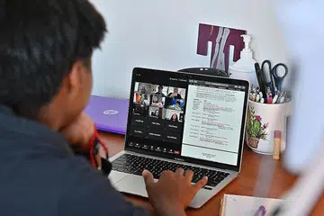 RAIH KEUNTUNGAN BESAR: Lebih ramai orang memanfaatkan aplikasi persidangan video 'Zoom' disebabkan pandemik koronavirus, termasuk pelanggan berbayar, menyebabkan pendapatan firma itu melonjak 355 peratus kepada AS$663.5 juta ($903.03 juta) untuk tiga bulan berakhir 31 Julai lalu, jauh mengatasi ramalan $500.5 juta yang dibuat oleh para penganalisa. - Foto AFP