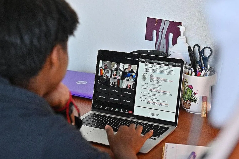 RAIH KEUNTUNGAN BESAR: Lebih ramai orang memanfaatkan aplikasi persidangan video 'Zoom' disebabkan pandemik koronavirus, termasuk pelanggan berbayar, menyebabkan pendapatan firma itu melonjak 355 peratus kepada AS$663.5 juta ($903.03 juta) untuk tiga bulan berakhir 31 Julai lalu, jauh mengatasi ramalan $500.5 juta yang dibuat oleh para penganalisa. - Foto AFP