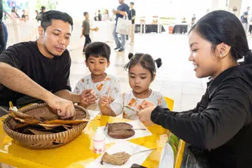 (Dari kanan) Cik Jannatul Munirah Razak, 23 tahun, bersama anaknya, Mardhiyah Naura, tiga tahun, dan Mohd Naim, lima tahun, dan seorang rakan Cik Jannatul, mengambil bahagian dalam aktiviti mesra alam di majlis pelancaran Green Adventures di Kelab Masyarakat Frontier di Jurong West pada 2 Mac.