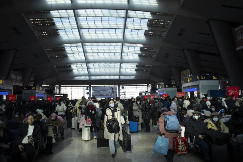  Penumpang berjalan di dalam Stesen Kereta Api Beijing Selatan menjelang sambutan Tahun Baru Cina di Beijing, China, pada 27 Januari 2025. Tahun Baru Cina, yang juga dikenali sebagai Festival Musim Bunga, jatuh pada 29 Januari 2025, menandakan permulaan Tahun Ular. 