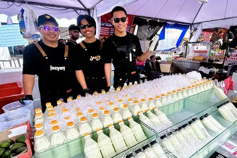 Pelakon Razzuan Rosli (kanan), merupakan antara peniaga yang memeriahkan Bazar Aidilfitri di Angsana Johor Bahru. 