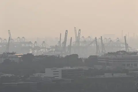 JEREBU KIAN MENINGKAT: Meskipun bilangan tompok panas di Indonesia telah meningkat, arah angin dari Indonesia akan menentukan tahap jerebu yang bakal melanda Singapura, kata pakar.