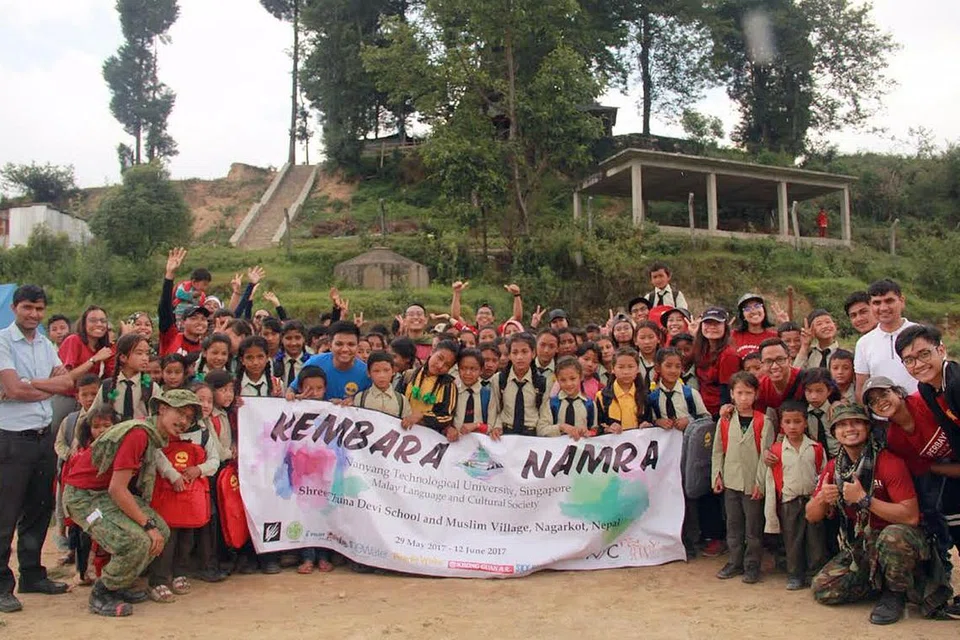 KEMBARA NAMRA: Rombongan 23 mahasiswa NTU ke Nepal baru-baru ini untuk membantu sekitar 230 pelajar Nepal. Selain membina longkang dan tembok sebagai persiapan untuk musim hujan, mereka juga mengajar kanak-kanak Nepal mata pelajaran Bahasa Inggeris, Sains dan Seni Kraf Tangan. - Foto SYAHIRAH AFIFAH ABU BAKAR