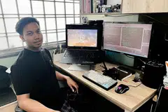 MINAT DALAM PEMBANGUNAN PERMAINAN: Selepas tidak berhasil mendapat pekerjaan dalam industri pembangunan permainan, yang disifatkan beliau sebagai ideal baginya, di tengah-tengah pandemik Covid-19, Encik Azizi Azfar Zahari mendapat peluang latihan sebagai perantis pengaturcara ciri-ciri permainan video dan kini bercita-cita membina kerjaya dalam bidang itu. - Foto ihsan AZIZI AZFAR ZAHARI
