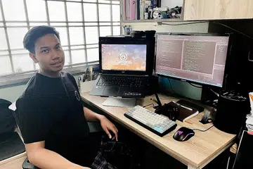 MINAT DALAM PEMBANGUNAN PERMAINAN: Selepas tidak berhasil mendapat pekerjaan dalam industri pembangunan permainan, yang disifatkan beliau sebagai ideal baginya, di tengah-tengah pandemik Covid-19, Encik Azizi Azfar Zahari mendapat peluang latihan sebagai perantis pengaturcara ciri-ciri permainan video dan kini bercita-cita membina kerjaya dalam bidang itu. - Foto ihsan AZIZI AZFAR ZAHARI