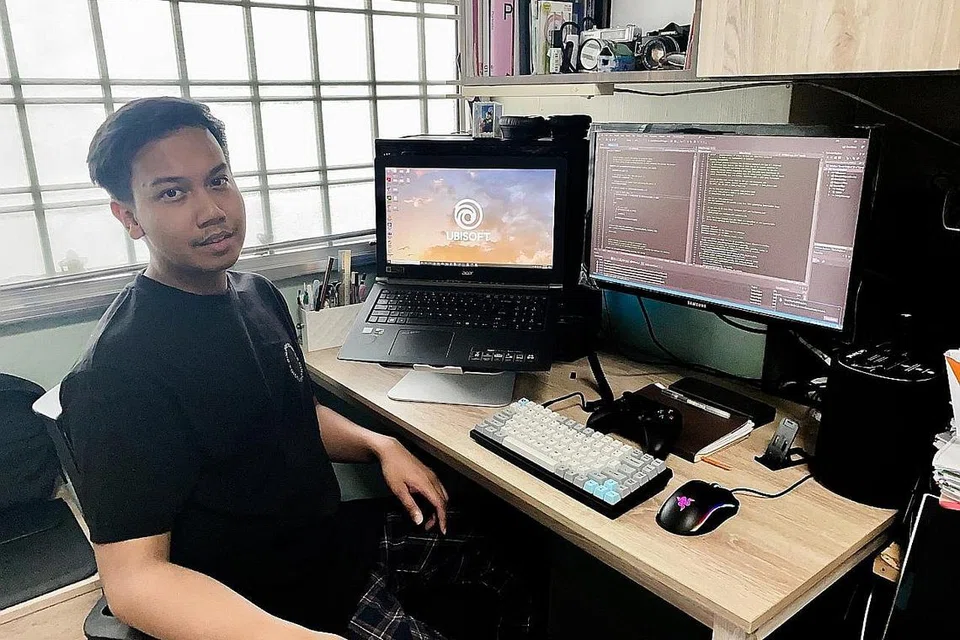 MINAT DALAM PEMBANGUNAN PERMAINAN: Selepas tidak berhasil mendapat pekerjaan dalam industri pembangunan permainan, yang disifatkan beliau sebagai ideal baginya, di tengah-tengah pandemik Covid-19, Encik Azizi Azfar Zahari mendapat peluang latihan sebagai perantis pengaturcara ciri-ciri permainan video dan kini bercita-cita membina kerjaya dalam bidang itu. - Foto ihsan AZIZI AZFAR ZAHARI