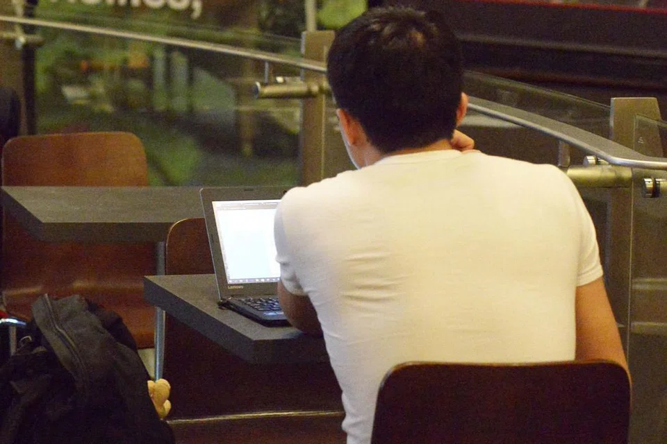 HATI-HATI BELI TIKET 'ONLINE': Pada tahun lalu, mangsa tiket dalam talian sama ada tidak menerima tiket mereka atau terima tiket palsu selepas pembelian dalam talian dilakukan. - Foto fail