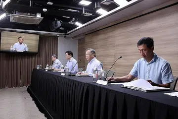 PERKEMBANGAN TERKINI: (Dari kiri) Pengarah khidmat perubatan Singapura, Profesor Madya Kenneth Mak bersama pengerusi bersama Pasukan Bertindak Berbilang Kementerian (MTF) Covid-19 yang juga Menteri Kewangan Encik Lawrence Wong, Menteri Perdagangan dan Perusahaan, Encik Gan Kim Yong dan Menteri Kesihatan, Encik Ong Ye Kung dalam sidang media semalam. - Foto MCI