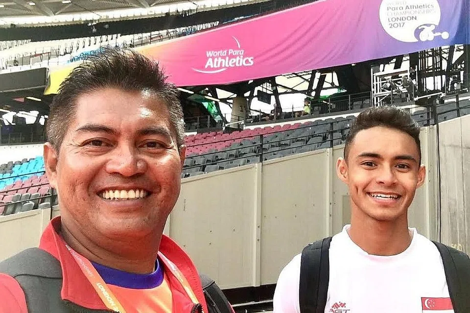 SASARAN TINGGI: Suhairi (kanan) dan jurulatihnya, Hosni, tiba di London Sabtu lalu bagi Kejohanan Para Atletik Dunia, yang akan bermula lusa. - Foto ihsan MUHAMAD HOSNI MUHAMAD