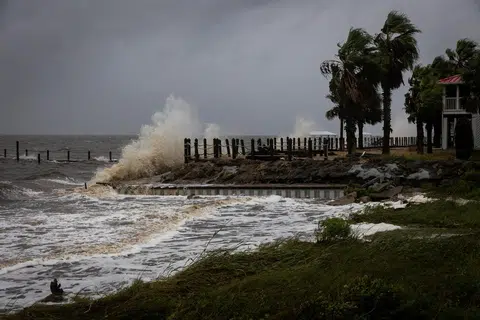 Pukulan ombak di sebuah pantai akibat puting beliung (gambar hiasan) 