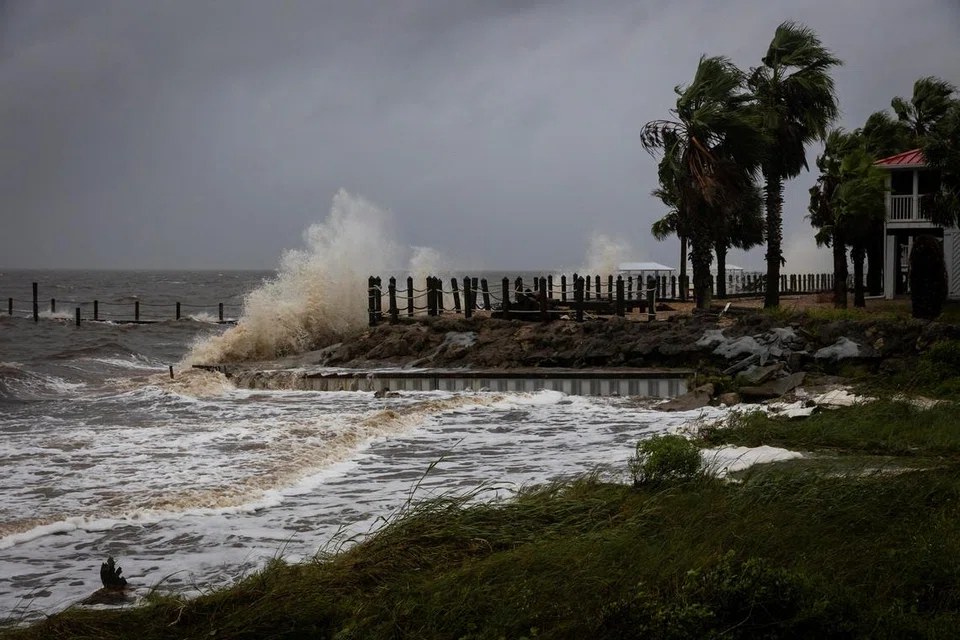 Pukulan ombak di sebuah pantai akibat puting beliung (gambar hiasan) 