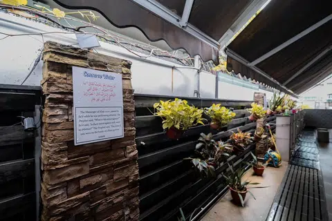 Notis di ruang mengambil wuduk Masjid Abdul Aleem Siddique memaparkan hadis mengenai penjimatan air, sebahagian usaha masjid mendidik jemaah tentang penggunaan sumber secara mampan dan berhemah.