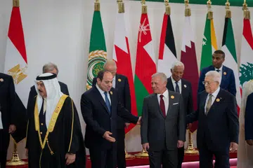Foto edaran Istana Diraja Hasyimiah menunjukkan (depan, dari kiri) Raja Bahrain, Raja Hamad bin Isa Al Khalifa; Presiden Mesir, Encik Abdel Fattah Al-Sisi; Raja Jordan, Raja Abdullah II; dan Presiden Palestin, Encik Mahmoud Abbas; bergambar bersama dalam sesi foto kumpulan pemimpin Arab yang menghadiri Sidang Puncak Tergempar Arab di Ibu Kota Pentadbiran Baru, di timur Kahirah, Mesir, pada 4 Mac.
