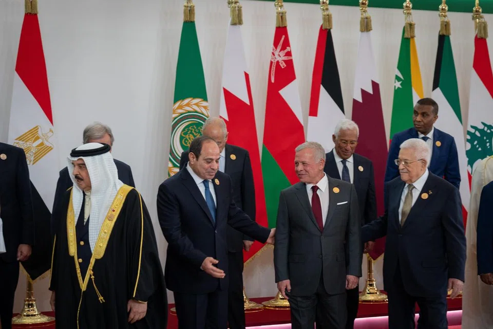 Foto edaran Istana Diraja Hasyimiah menunjukkan (depan, dari kiri) Raja Bahrain, Raja Hamad bin Isa Al Khalifa; Presiden Mesir, Encik Abdel Fattah Al-Sisi; Raja Jordan, Raja Abdullah II; dan Presiden Palestin, Encik Mahmoud Abbas; bergambar bersama dalam sesi foto kumpulan pemimpin Arab yang menghadiri Sidang Puncak Tergempar Arab di Ibu Kota Pentadbiran Baru, di timur Kahirah, Mesir, pada 4 Mac.