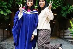 PENCAPAIAN CEMERLANG: Atas sumbangan dan juga pencapaian cemerlangnya dalam akademik, Cik Aisyah (kiri), yang bergambar dengan adiknya Dinah, telah dianugerahkan dengan Anugerah Cendekiawan Koh Boon Hwee. Anugerah ini diberikan kepada pelajar terbaik NTU yang antaranya telah meraih prestasi akademik cemerlang, memaparkan sifat kepimpinan tinggi dan menyumbang kepada masyarakat. - Foto BH oleh NUR DIYANA TAHA