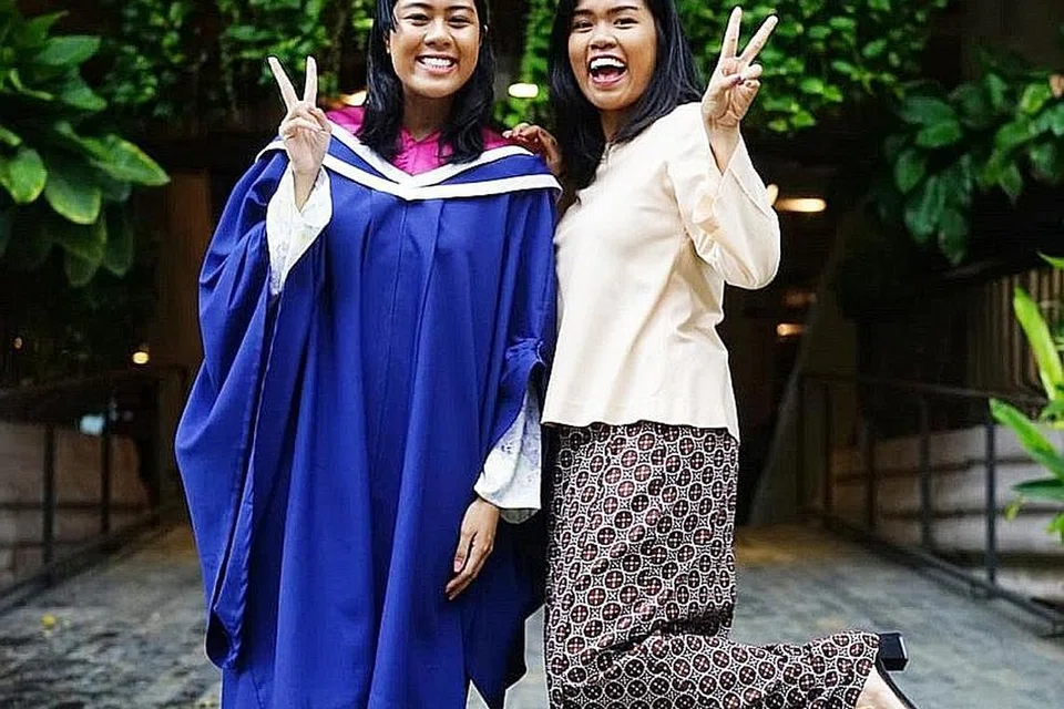 PENCAPAIAN CEMERLANG: Atas sumbangan dan juga pencapaian cemerlangnya dalam akademik, Cik Aisyah (kiri), yang bergambar dengan adiknya Dinah, telah dianugerahkan dengan Anugerah Cendekiawan Koh Boon Hwee. Anugerah ini diberikan kepada pelajar terbaik NTU yang antaranya telah meraih prestasi akademik cemerlang, memaparkan sifat kepimpinan tinggi dan menyumbang kepada masyarakat. - Foto BH oleh NUR DIYANA TAHA