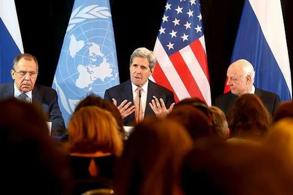 PERDAMAIAN BAGI SYRIA: (Dari kiri) Menteri Luar Russia, Encik Sergei Lavrov; Setiausaha Negara Amerika Syarikat, Encik John Kerry; dan wakil PBB bagi Syria, Encik Staffan de Mistura, menghadiri sidang akhbar di Munich semalam bagi mengumumkan usaha menamatkan konflik di Syria. - Foto REUTERS