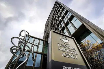 SISTEM DIGODAM: Sistem Agensi Perubatan Eropah (EMA) kelolaan Kesatuan Eropah (EU) telah digodam lalu dipercayai mengakibatkan dokumen sulit tentang Covid-19 oleh Pfizer dan BioNTech diakses secara terlarang. - Foto EPA-EFE